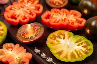 Domatesleri yakın plan yap. Koyu tahta arkaplan.