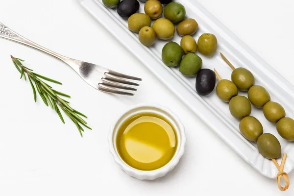 Zelené Olivy Bílém Talíři Olivový Olej Malé Misce Vidlička Rozmarýn — Stock fotografie