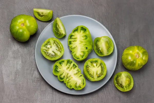 Grüne Tomaten Scheiben Geschnitten Auf Einem Grauen Teller Ganze Tomaten — Stockfoto