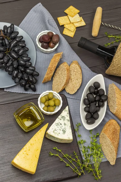 Cheese Olive Oil Olives Chalkboard Black Olives Bunch Black Grapes — Stock Photo, Image