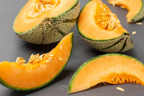 Melone Scheiben Geschnitten Saatgut Auf Dem Tisch Aus Nächster Nähe — Stockfoto