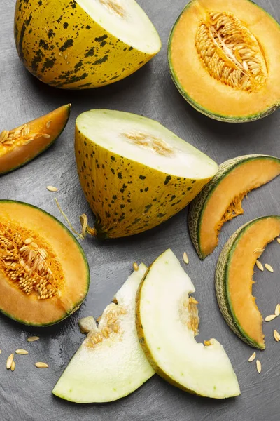 Verschiedene Sorten Von Melonen Orangenmelonenscheiben Grauer Hintergrund — Stockfoto