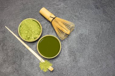 Bambu çırpma ve ölçme kaşığı. Bir kase kibrit tozu ve bir kase kibrit çayı. Uzayı kopyala Düz yatıyordu. Siyah arkaplan