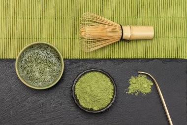 Tahta sopalardan yapılmış yeşil peçetedeki bambu çırpısı. Taş tahtada kibrit çay tozu ve kibrit çayı. Düz yatıyordu. 