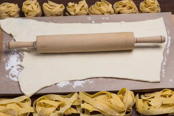 Proces Gotowania Domowej Roboty Żywności Rolling Pin Zwinięte Ciasto Surowy Zdjęcie Stockowe