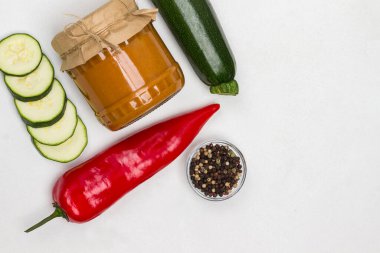 Cam kavanoza yayılmış mayalanmış kabak. Çiğ sebze ve baharat: havuç sarımsak, soğan domates, yıldız anason, acı biber. Sağlıklı kış besinleri. Fermantasyon Ürünleri. Beyaz arka plan. Düz yatıyordu. Boşluğu Kopyala