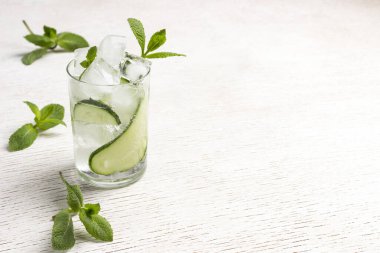 Buzlu ve salatalıklı yaz içeceği. Beyaz arka plan. Boşluğu kopyala