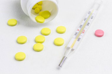 Soğuk algınlığı ve termometreyi tedavi etmek için. Soğuk algınlığı ilaçları. Tıbbi kavramlar ve ilaçlar. Üst görünüm