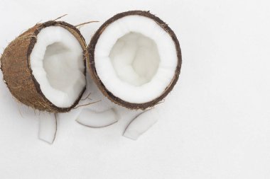 İki parça taze hindistan cevizi. Kapatın. Beyaz arka plan. Boşluğu Kopyala