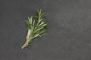 Siyah arka planda biberiye. Uzayı kopyala Düz yatıyordu. Siyah arkaplan