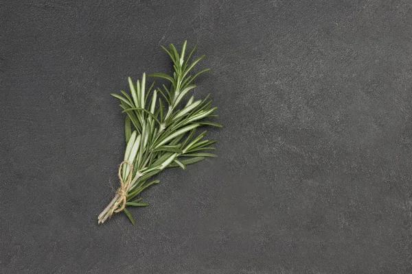 Siyah arka planda biberiye. Uzayı kopyala Düz yatıyordu. Siyah arkaplan