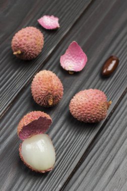 Liçi üzümleri koyu ahşap arka planda. Üst görünüm.