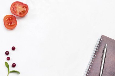 Menü arka planı. Nane şekeri, kızılcık ve bahar not defteri. Beyaz arka plan. Uzayı kopyala Düz yatıyordu