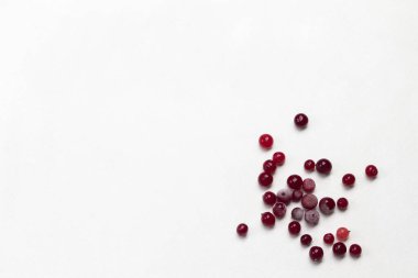 Donmuş yaban mersini. Beyaz arka plan. Düz yatıyordu. Boşluğu Kopyala