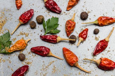 Kuru kırmızı biber ve kişniş. Allspice ve maydanoz yaprakları. Metalik arka plan. Düz yatıyordu