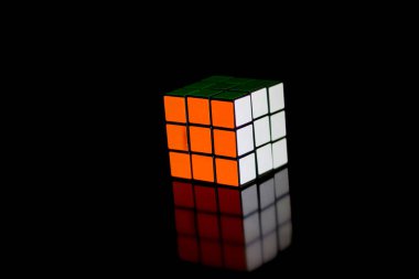 Rubik küp siyah arka plan üzerine