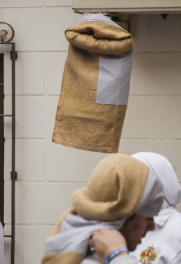 Taşıyıcılar duvarda asılı duran tören ve çuval için hazırlandı.