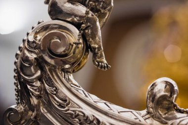 Üzerinde melek resmi olan gümüş bir nesne.