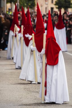 Bir sıra kutsal hafta Nasıralılar geçit töreninde sokakta yürüyorlar.