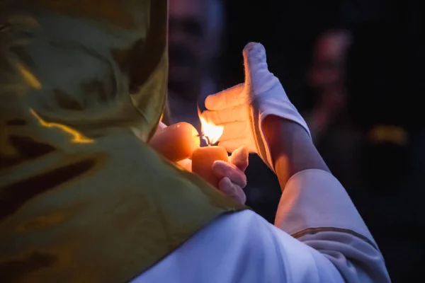 Penitente Encendiendo Una Vela Con Una Bufanda Amarilla Guantes Blancos — Foto de Stock