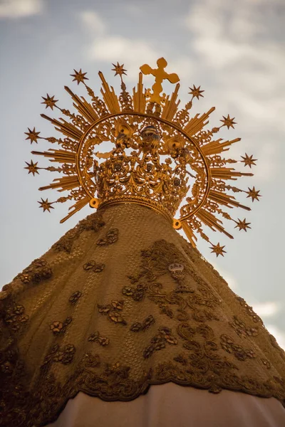 Escultura Pascua Una Virgen Con Una Corona Dorada —  Fotos de Stock