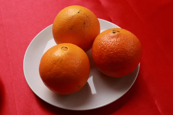 テーブルの上の3つの新鮮なオレンジの写真 — ストック写真