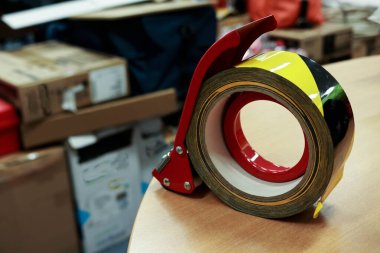 Bayrak kurdele kesme araçlarının fotoğrafı, genellikle kurdele kesmek için paketleri sararken kullanılır