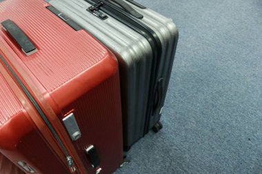 Havaalanındaki iki bavulun fotoğrafı. İçinde giysiler ve diğer şeyler var.