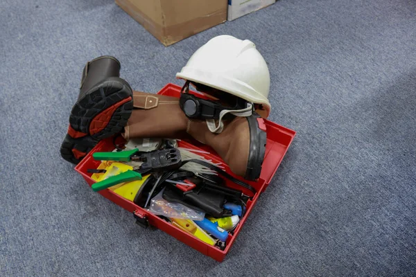 工人及其工具的工作头盔 安全鞋等安全设备的照片 — 图库照片