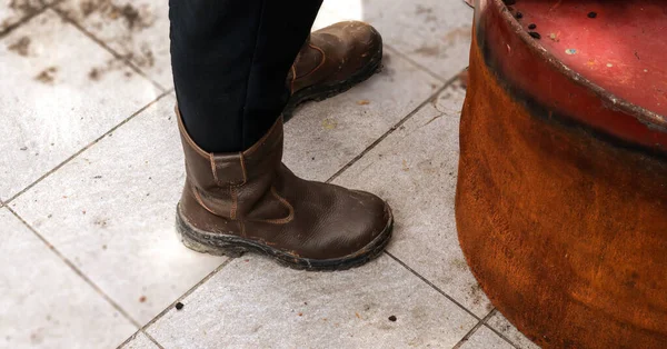 建筑工人正在使用的棕色皮制安全鞋 以保护脚部免受工伤事故的伤害 — 图库照片