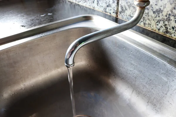 Foto Des Wasserhahns Der Spüle Zum Geschirrspülen Und Händewaschen Dieses — Stockfoto