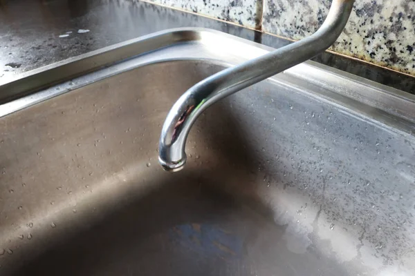 Foto Des Wasserhahns Der Spüle Zum Geschirrspülen Und Händewaschen Dieses — Stockfoto