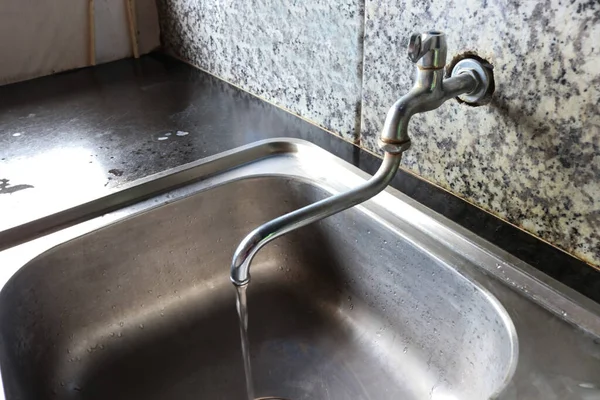 Bild Vattenkranen Diskhon För Diskning Och Handtvätt Denna Hushållsapparat Oftast — Stockfoto