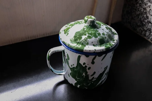 Foto Alter Oder Alter Grüner Tassen Auf Dem Küchentisch — Stockfoto