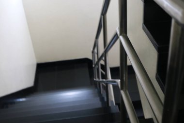 Ofiste, otelde ya da dairede merdivenlerden inip çıkarken çekilmiş bir fotoğraf.