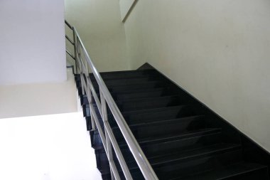 Ofiste, otelde ya da dairede merdivenlerden inip çıkarken çekilmiş bir fotoğraf.
