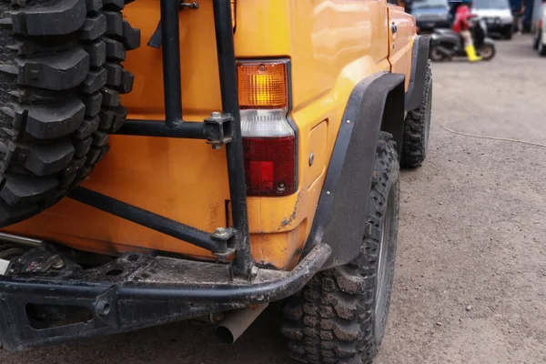 Nehirler, tepeler, kayalar ya da çamurlu yollardan geçebilen off-road araçları