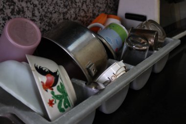 Mutfaktaki bulaşık yığınının fotoğrafı.