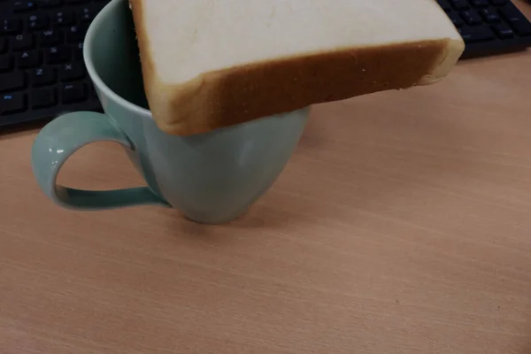 Chleb Kawa Stole Śniadanie Biurze — Zdjęcie stockowe