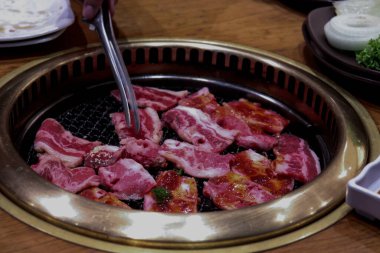 Japon, Çin ya da Kore restoranlarında ızgara yapmaya hazır sığır eti fotoğrafı.