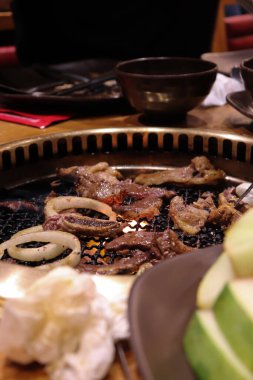 Japon, Çin ya da Kore restoranlarında ızgara yapmaya hazır sığır eti fotoğrafı.