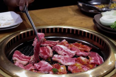 Japon, Çin ya da Kore restoranlarında ızgara yapmaya hazır sığır eti fotoğrafı.