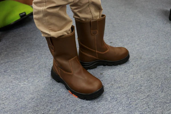 Workers use brown boots, these safety shoes are made of leather, these shoes are used to protect feet from injury while working