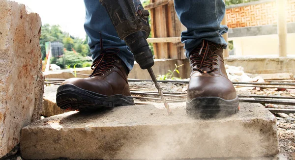 Trabalhador Estava Perfurando Pedras Usando Sapatos Segurança Para Proteger Seus — Fotografia de Stock