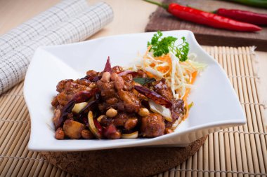 Kung Pao tavuğu (ayrıca Gong Bao veya Kung Po olarak da bilinir) tavuk, fıstık, sebze ve kırmızı biberden yapılmış baharatlı, kavurmalı bir Çin yemeğidir.. 