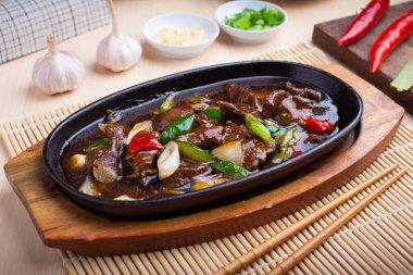 Fırında soslu kızarmış sığır eti fotoğrafı. Bu yemek tipik bir Asya yemeği.