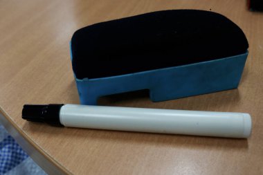 Bir şey öğretirken ya da açıklarken beyaz tahtaya yazmak için işaretleyiciler ve silgiler