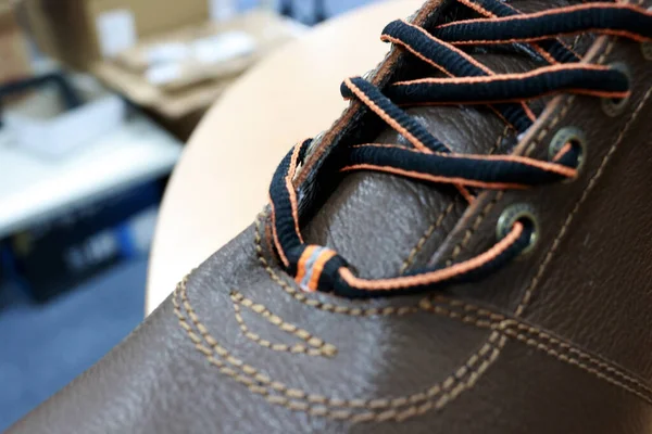 日常活动用的棕色靴子 保护脚 工人们在工作时也会穿上这些鞋 以保护自己的脚不受工伤事故的伤害 — 图库照片