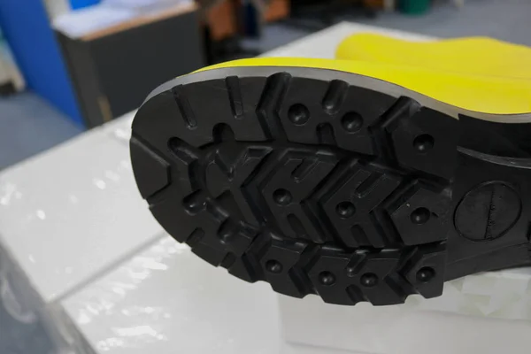 Su geçirmez sarı lastik botlar genellikle inşaat işçileri tarafından, sert cisimlerin, kimyasalların, zehirli sıvıların, sellerin ve diğer şeylerin etkilerinden ayaklarını korumak için giyilir.