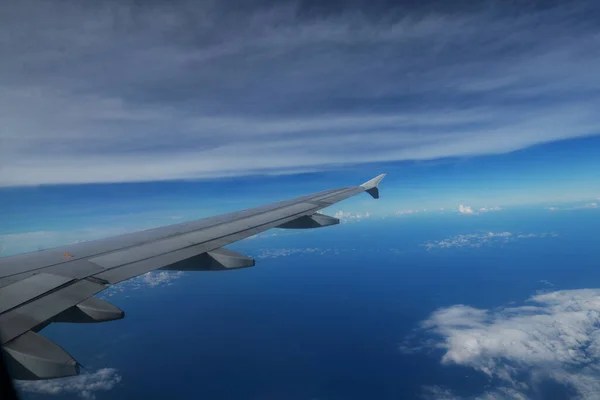 Vista Del Cielo Azzurro Dietro Finestrino Dell Aeroplano — Foto Stock